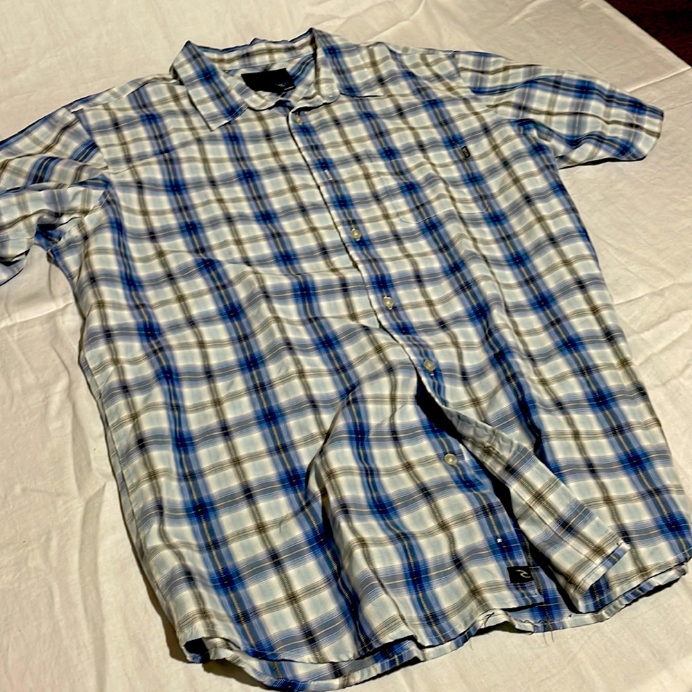 Casual surf style short sleeve shirt.
